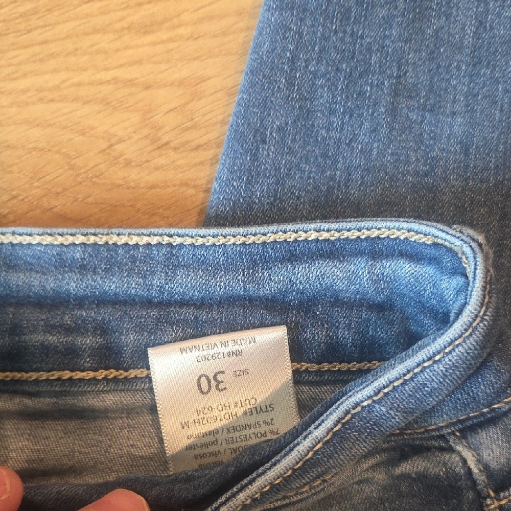 Hidden Stylish Frayed Hem Cropped Jeans in Blue - Picture 2 of 6